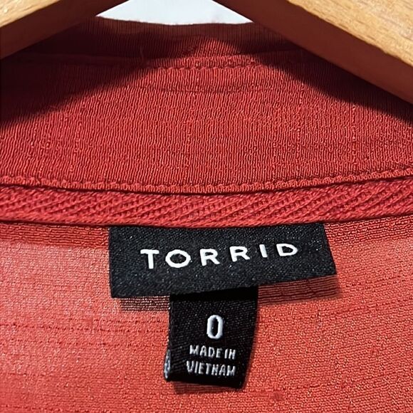 Torrid Blouse Top Woman’s Size Large Button-Down Red Roll Tab Sleeves Flowy - Picture 9 of 11